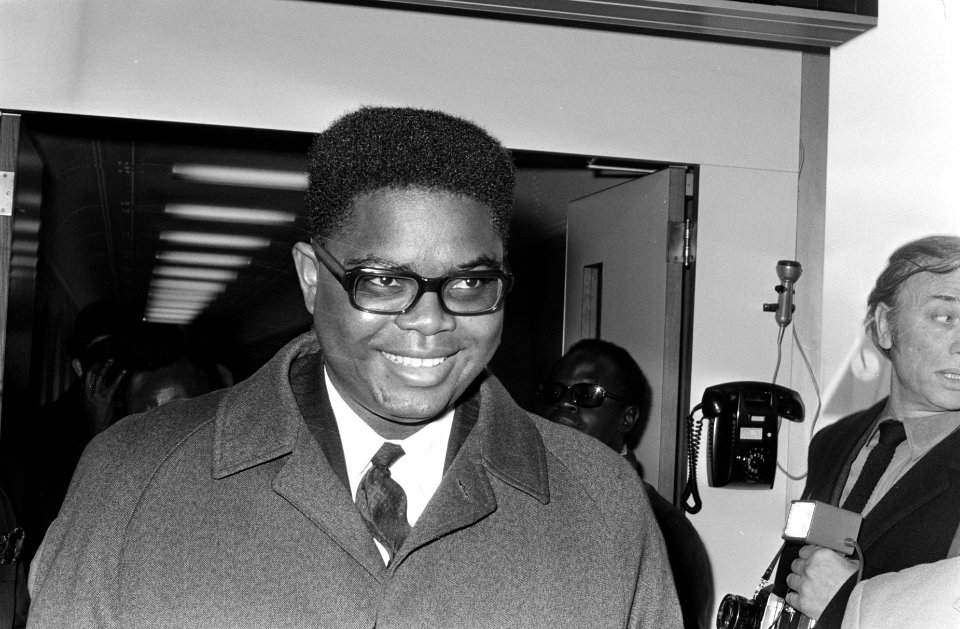Vice president van Congo Brazzaville, Alfred Raoul, arriveert op Schiphol, Bestanddeelnr 923-3516