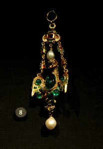 Victoria and Albert Museum Jewellery 11042019 Pendant Dragon Emeralds 19th century 3028