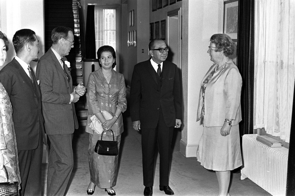 Vice premier Maleisie op Paleis Soestdijk ontvangen. koningin Juliana , prins Be, Bestanddeelnr 921-3543