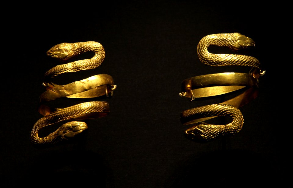 Victoria and Albert Museum Jewellery 11042019 Two snake armlets Roman Empire 2888