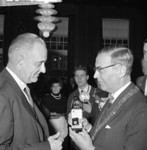 Vice president Lyndon B Johnson op stadhuis te Amsterdam ontvangen Burgemeeste, Bestanddeelnr 915-7102