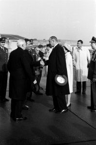 Vice President Lyndon Johnson in Nederland na aankomst Aankomst op Ypenburg, Bestanddeelnr 915-7037