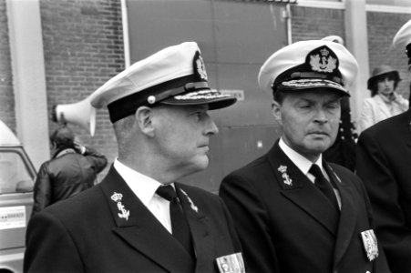 Vice-admiraal J. H. B. Hulshof draagt commando der zeemacht over aan schout bij , Bestanddeelnr 932-2071