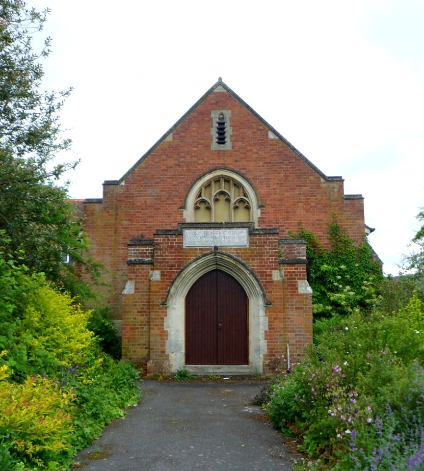 Victory Memorial Hall, Holy Trinity Church, London Road, Redhill (June 2013) (1)