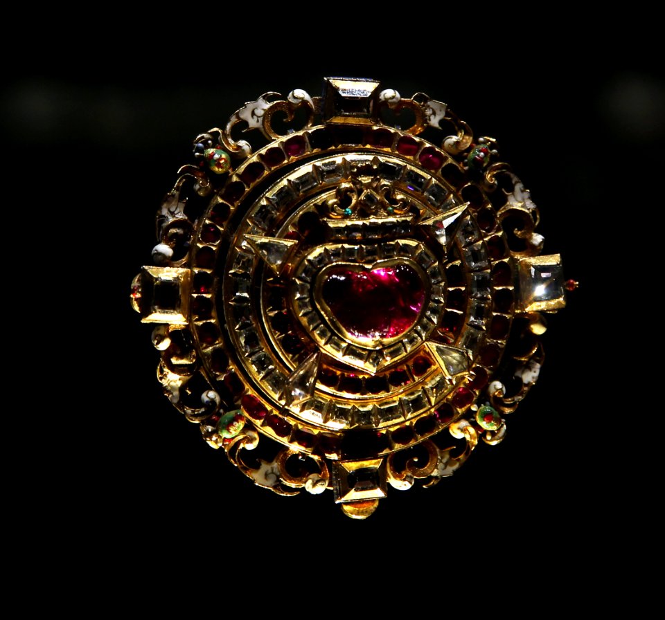 Victoria and Albert Museum Jewellery 11042019 Jewelled locket Ruby heart Bohemia 2995
