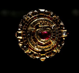 Victoria and Albert Museum Jewellery 11042019 Jewelled locket Ruby heart Bohemia 2995