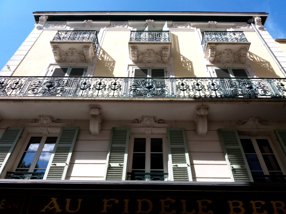 Vichy - Rue Sornin, haut de l'immeuble à l'angle de la rue du Président Wilson
