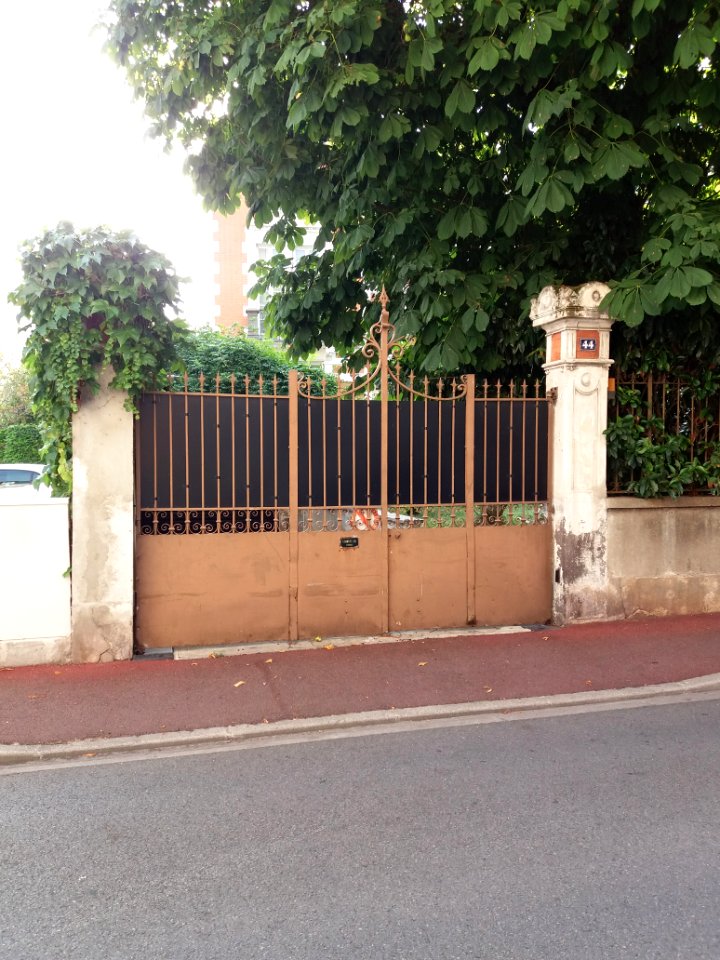 Vichy - Rue Pétillat, portail au numéro 44