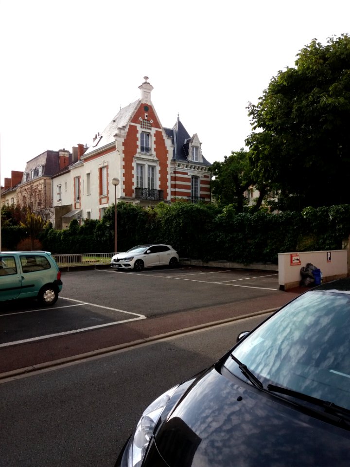 Vichy - Rue Pétillat, vue sur un immeuble de la rue Saint-Dominique