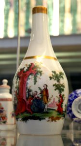 Victoria and Albert Museum Glassware 17042019 Bouteille Verre blanc émaillé et doré Bohème 7268