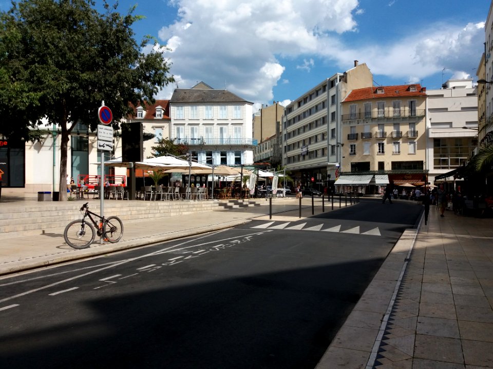 Vichy - Square Constantin Weyer, vers l'est, depuis la rue Lucas