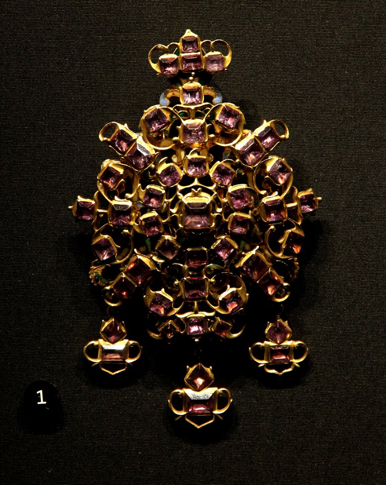 Victoria and Albert Museum Jewellery 11042019 Pendant Gold Amethysts Spain 17th century 3093