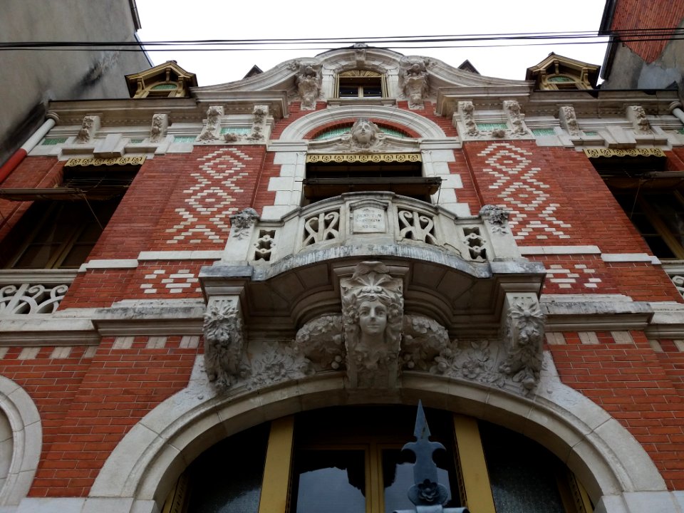 Vichy - Rue Albert Londres, villa Anne-Marie, haut de la façade et plaque d'architecte