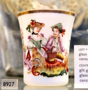 Victoria and Albert Museum Glassware 17042019 Moissonneurs Verre blanc émaillé et doré 7282