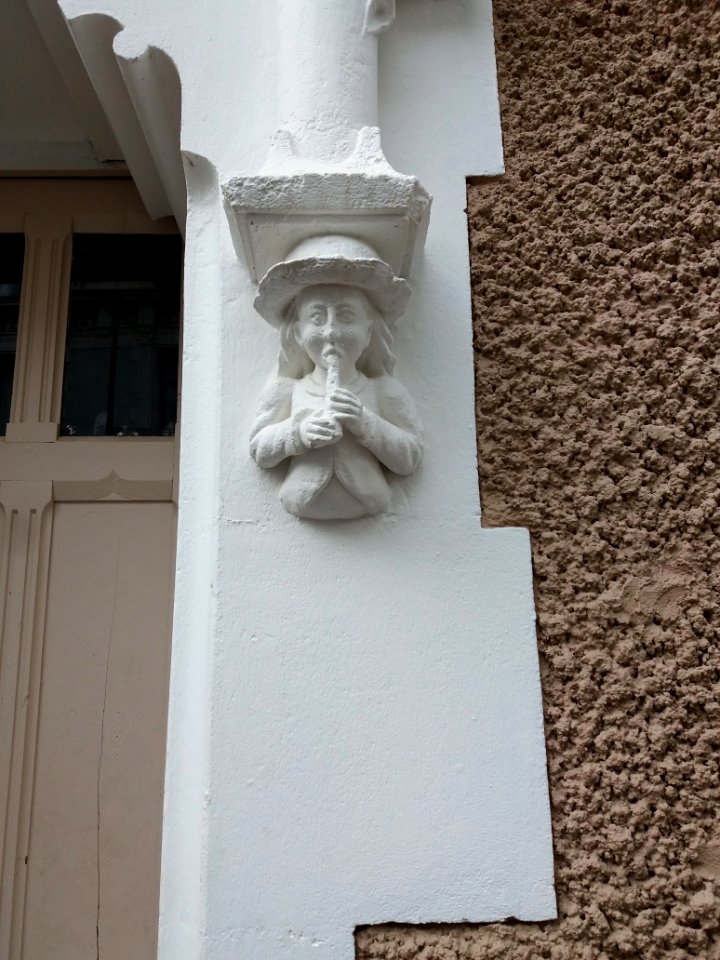 Vichy - Rue Saint-Dominique, maison au numéro 20, statuette à droite de la porte