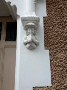 Vichy - Rue Saint-Dominique, maison au numéro 20, statuette à droite de la porte