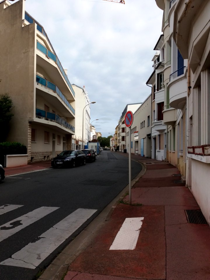Vichy - Rue Louis Blanc, vers le nord, depuis l'avenue du Lac d'Allier