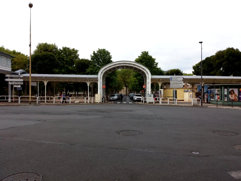 Vichy - Place Victor Hugo, vue sur la rue du Casino