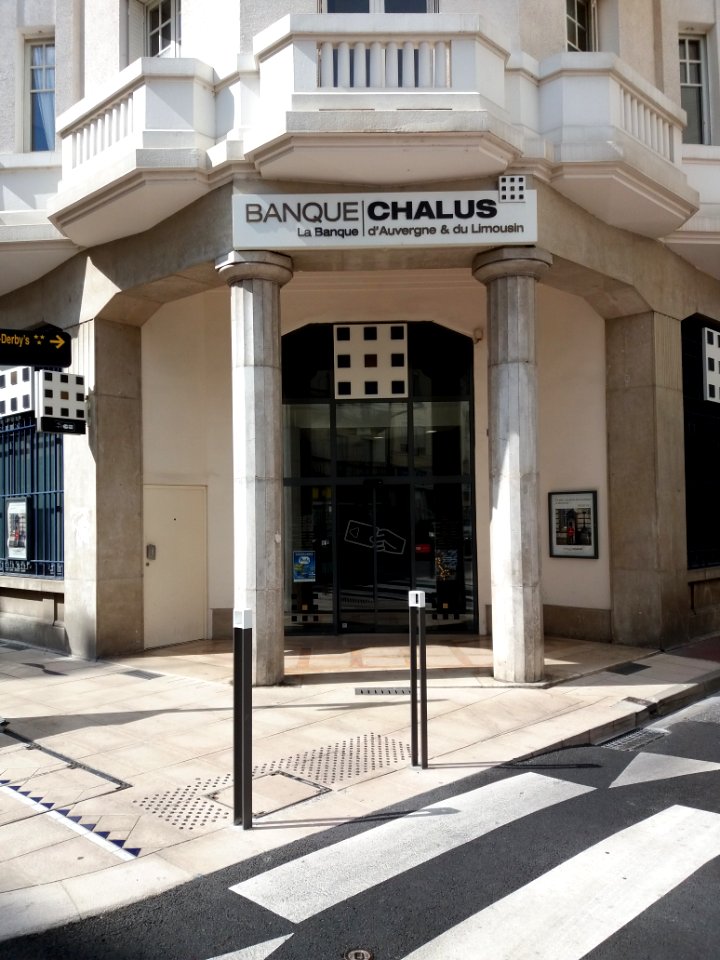 Vichy - Rue Lucas, entrée de la banque Chalus, à l'angle de la rue de l'Intendance