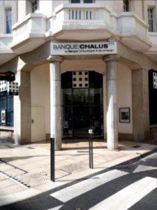 Vichy - Rue Lucas, entrée de la banque Chalus, à l'angle de la rue de l'Intendance