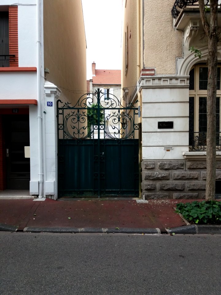 Vichy - Rue Saint-Dominique, portail au numéro 10