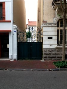 Vichy - Rue Saint-Dominique, portail au numéro 10