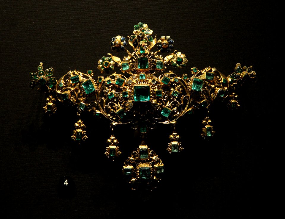Victoria and Albert Museum Jewellery 11042019 Bodice ornament Gold Colombian emeralds 18th century 3103