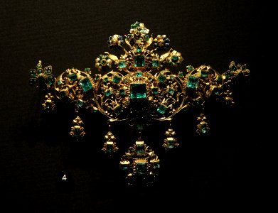 Victoria and Albert Museum Jewellery 11042019 Bodice ornament Gold Colombian emeralds 18th century 3103