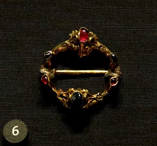 Victoria and Albert Museum Jewellery 11042019 Brooch Rubies Sapphires 2922