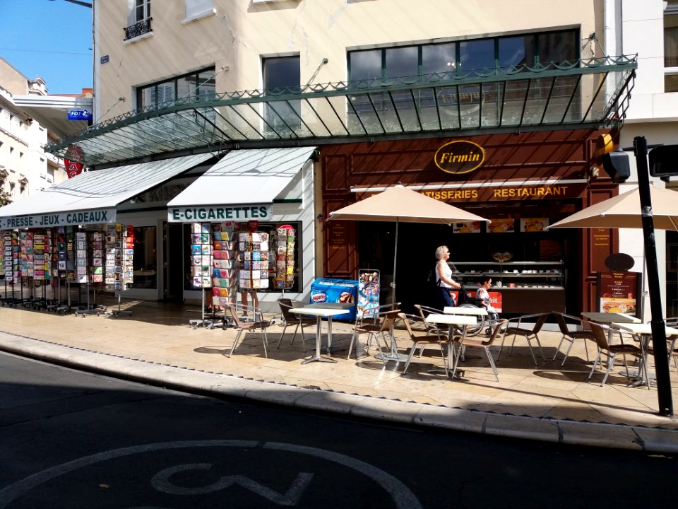 Vichy - Rue Georges Clemenceau, boutiques à l'intersection de la rue de Paris