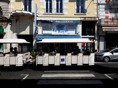 Vichy - Rue du Président Wilson, petit train devant Le Royal