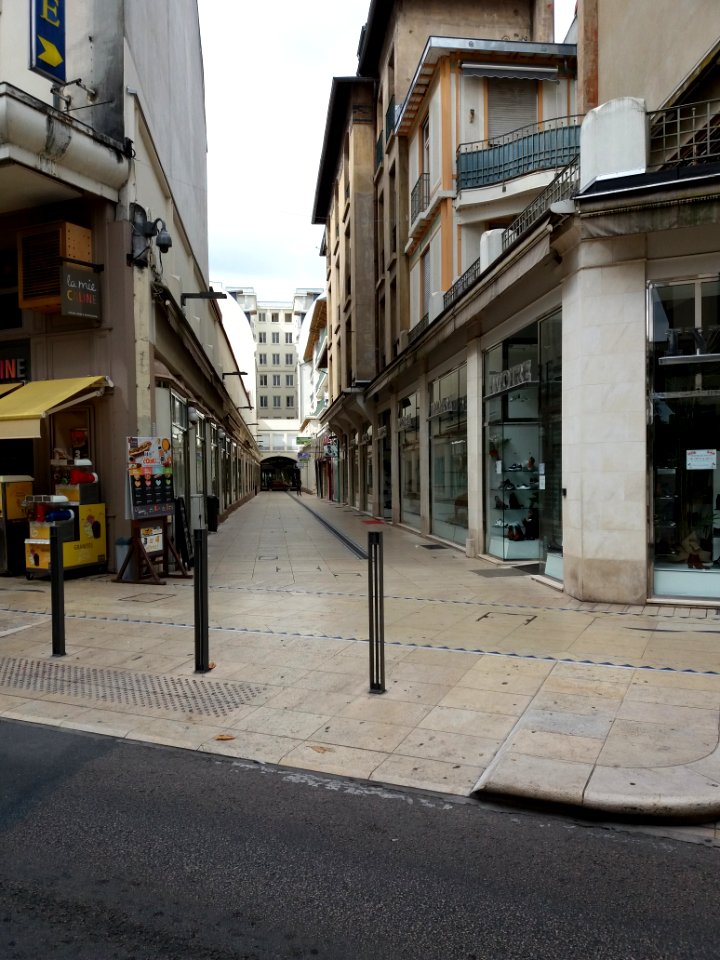 Vichy - Passage de l'Amirauté, depuis la rue Georges Clemenceau