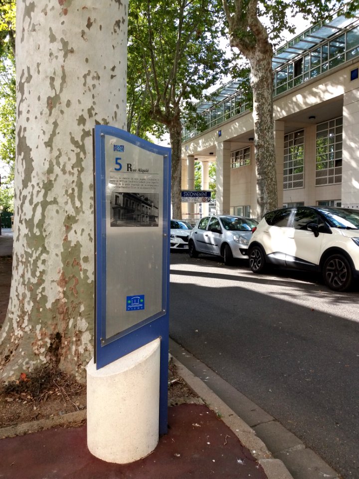 Vichy - Rue Alquié, plaque Route des villes d'eaux