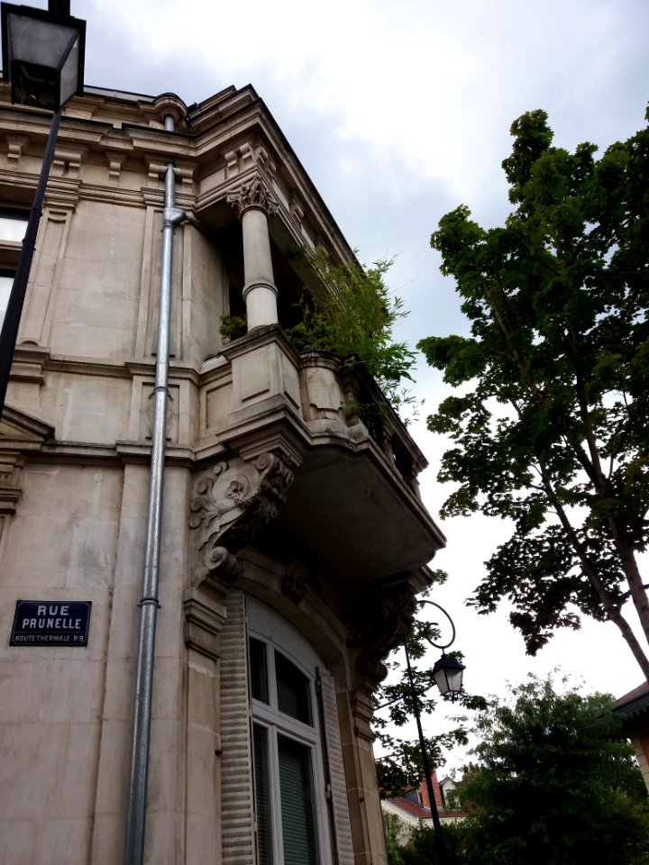 Vichy - Rue Prunelle, balcon à l'angle du boulevard des États-Unis