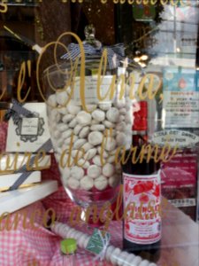 Vichy - Rue Georges Clemenceau, confiserie Aux Marocains, spécialité l'Alma dans la vitrine