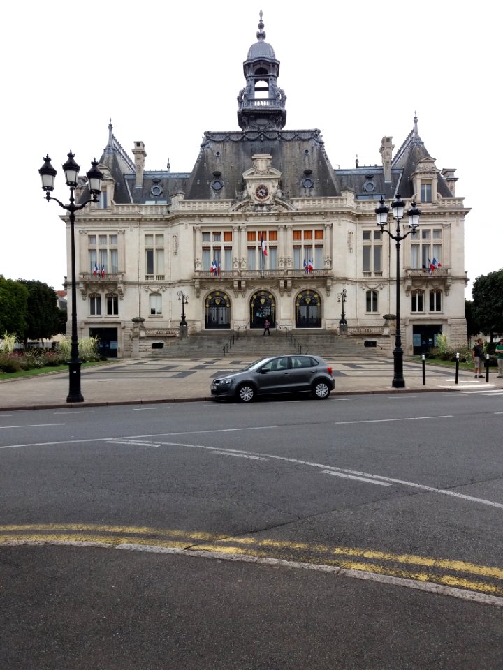 Vichy - Place de l'Hôtel de Ville et la mairie