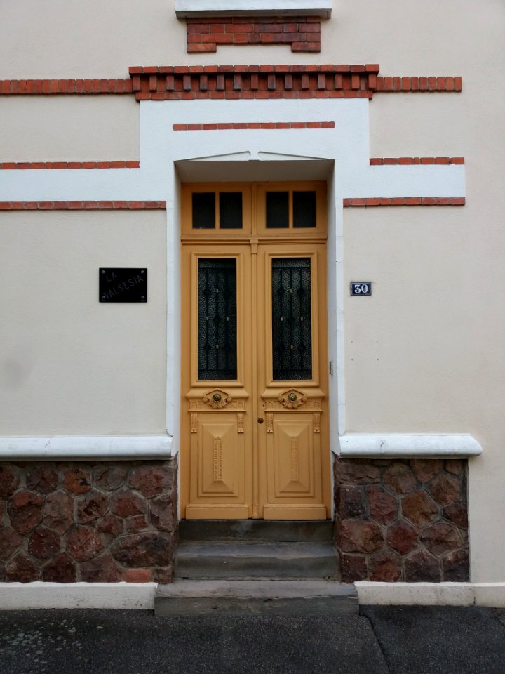 Vichy - Rue du Sénateur Gacon, porte au numéro 30