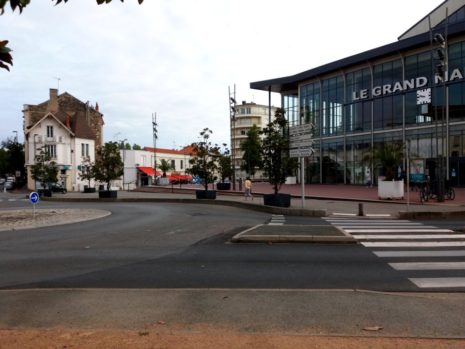 Vichy - Place Pierre-Victor Léger, vers le nord