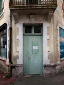 Vichy - Rue Dubessay, porte à l'angle de la rue Darcet