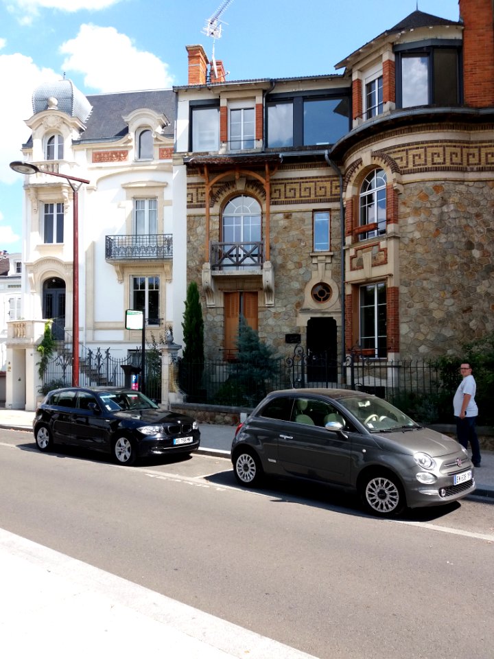 Vichy - Quai d'Allier, vers le nord, mini-château et maison au numéro 16