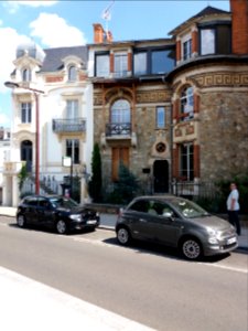 Vichy - Quai d'Allier, vers le nord, mini-château et maison au numéro 16