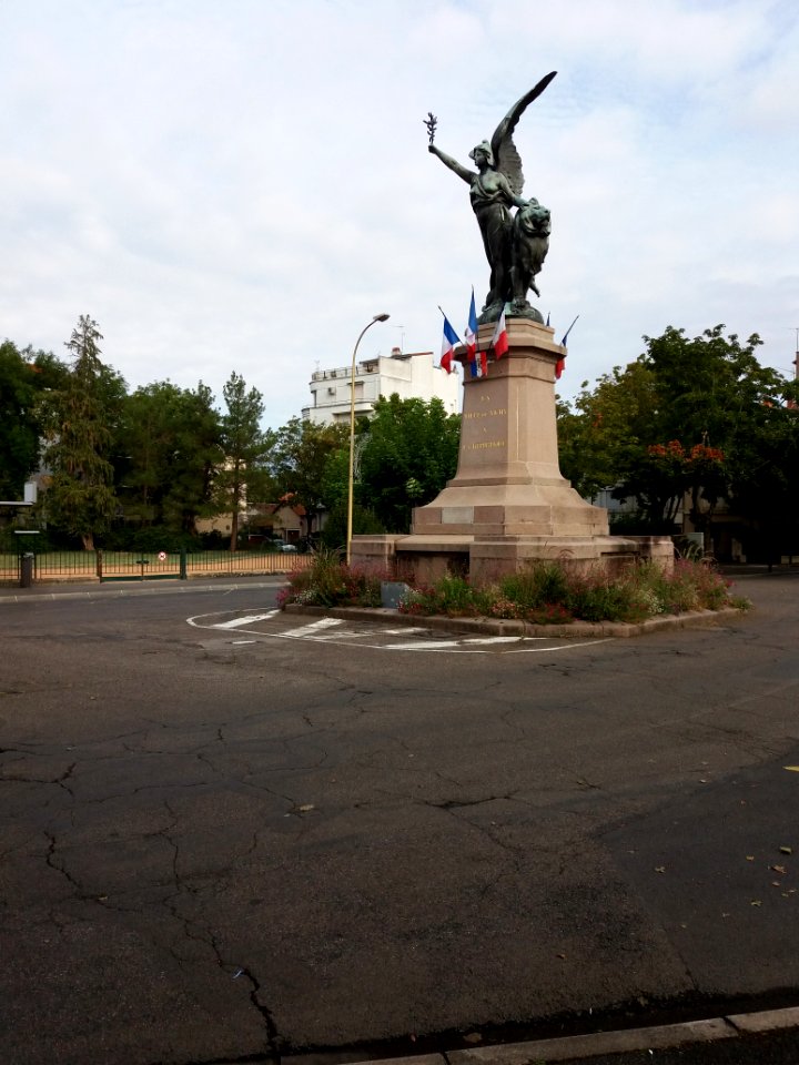 Vichy - Place de la République, statue à la République (2)