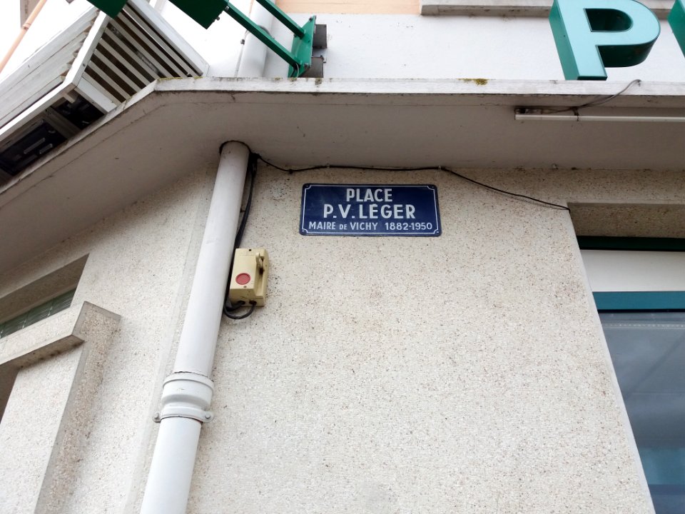 Vichy - Place Pierre-Victor Léger, plaque
