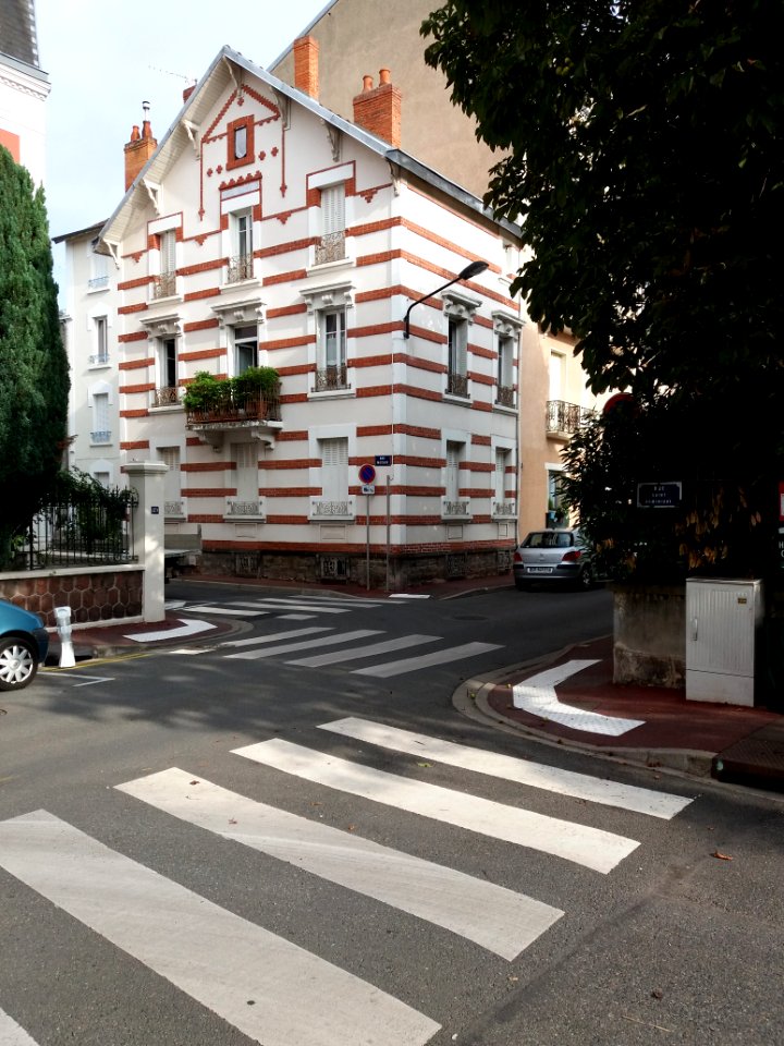 Vichy - Rue Pétillat, immeuble à l'angle de la rue Mounin
