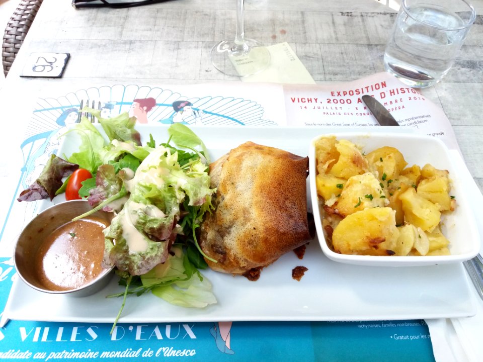 Vichy - Restaurant Le Bungalow, croustillant de pied de cochon avec sa truffade et sa salade