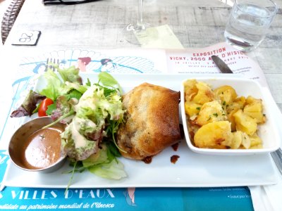 Vichy - Restaurant Le Bungalow, croustillant de pied de cochon avec sa truffade et sa salade