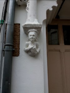 Vichy - Rue Saint-Dominique, maison au numéro 20, statuette à gauche de la porte