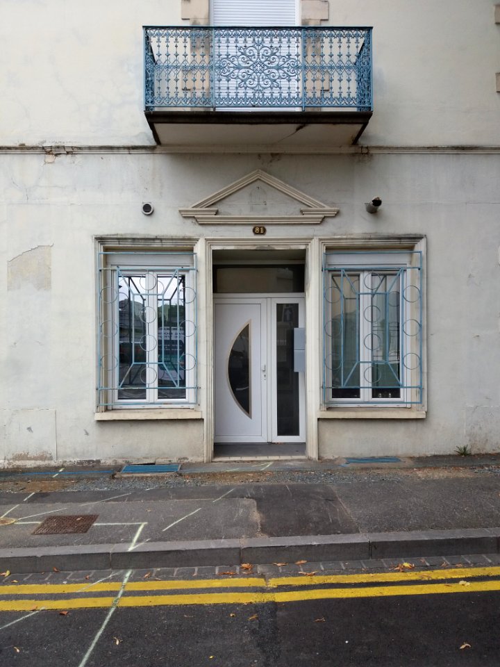 Vichy - Rue Maréchal Joffre, porte au numéro 81