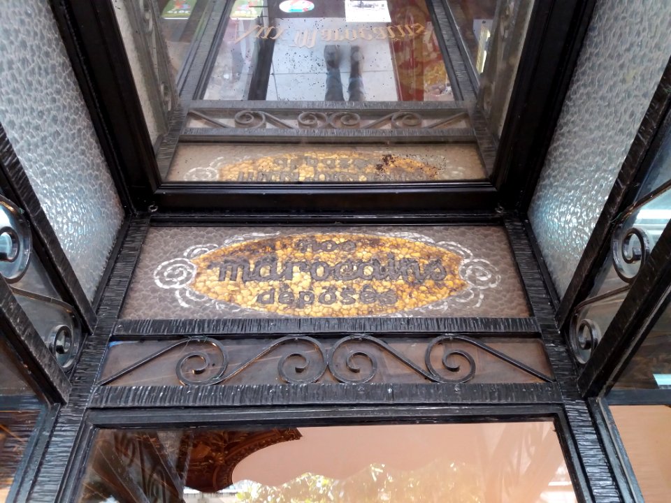 Vichy - Rue Georges Clemenceau, confiserie Aux Marocains, plaque Nos Marocains déposés, au-dessus de la porte d'entrée