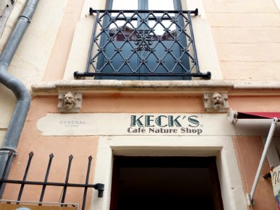 Vichy - Rue d'Allier, vieille maison, balcon et enseigne Keck's Café Nature Shop